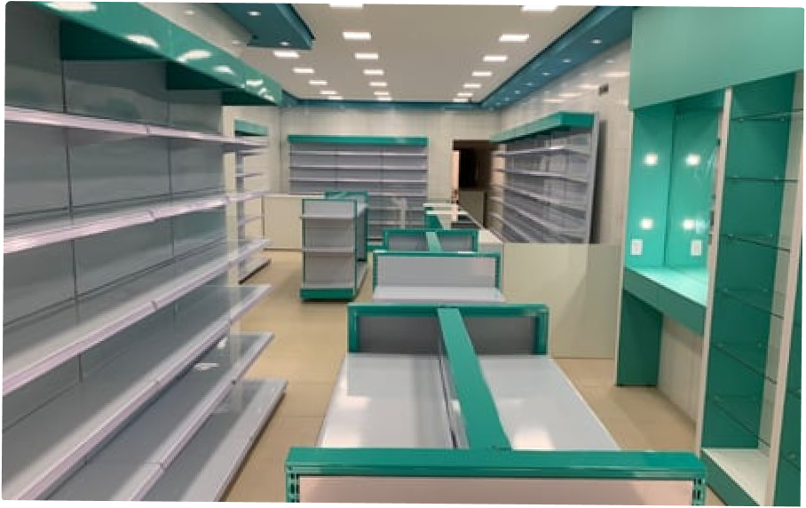 Interior moderno de farmácia com gôndolas organizadas