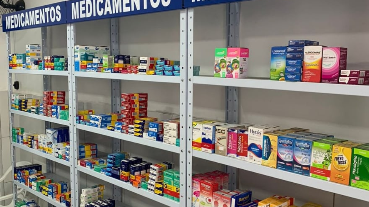 Gôndolas de farmácia com medicamentos organizados